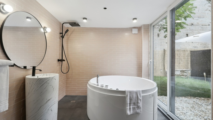 Maisons Alfort 6 Luxurious little house with private garden and Jacuzzi